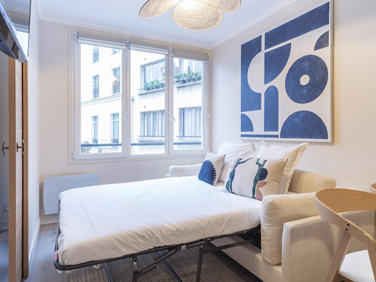The Blue Suite On Champs Elysees Avenue Paris Exterior photo